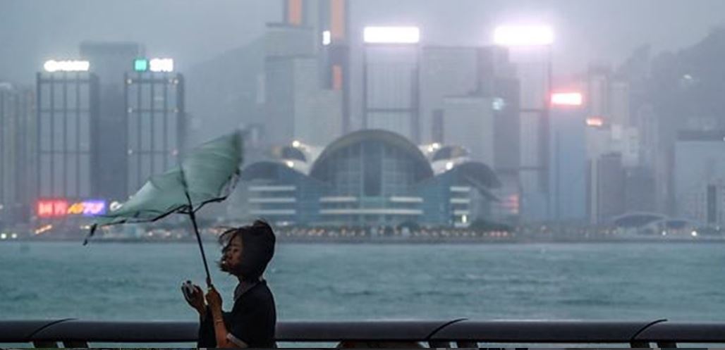 Destructive Arrival of Hurricane VIFA, High Alert Issued In Hong Kong, Canceled More Than 200 Flights