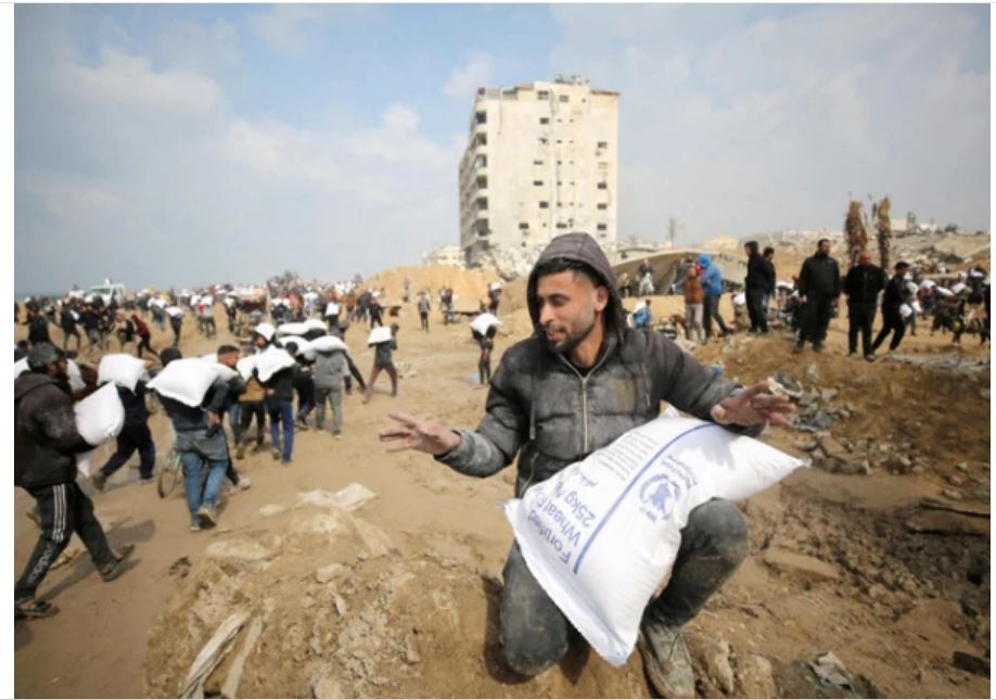 Zionist Forces Bomb Palestinians Waiting For Aid, 57 People Martyred